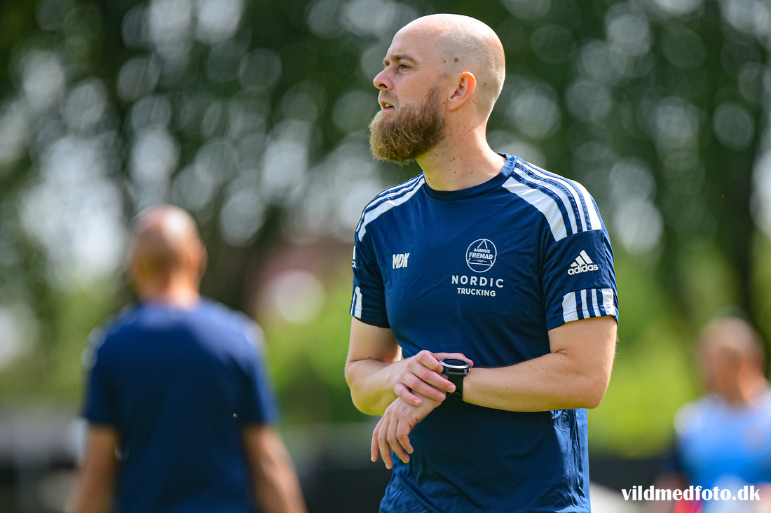 Morten Dahm Kjærgaard på sidelinjen som cheftræner for Aarhus Fremad