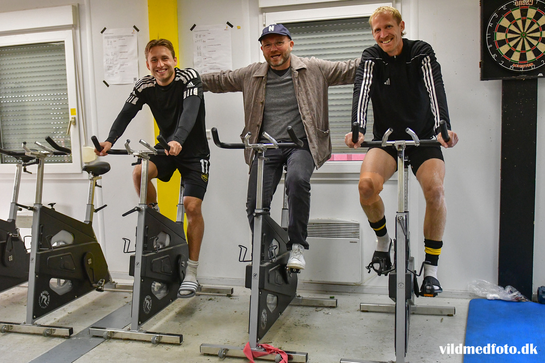 Lars Kruse sammen med et par af spillerne i Aarhus Fremad